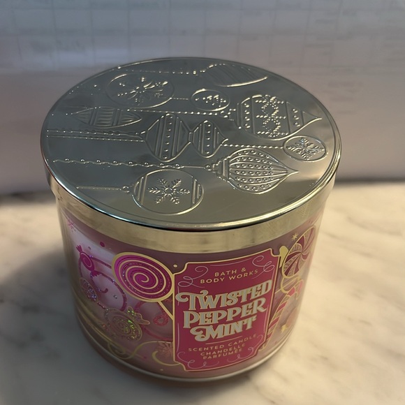 Bath & Body Works Twisted Peppermint Scented Candle - Picture 3 of 5